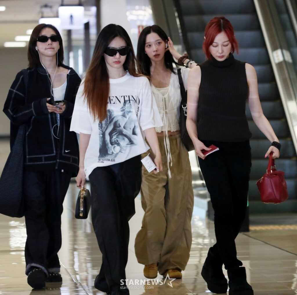 Seoul streetwear look with oversized blazer and chunky sneakers inspired by K-Pop idols